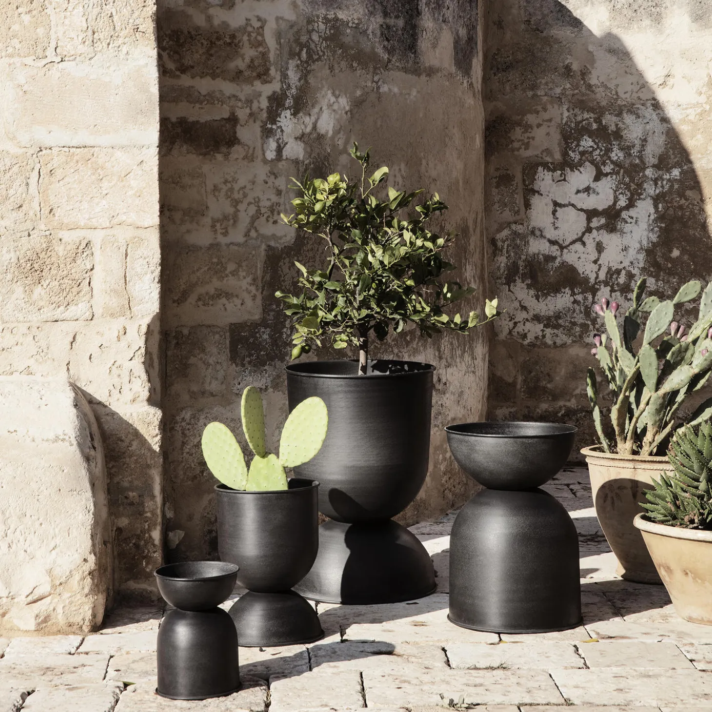 Hourglass Pot, sort