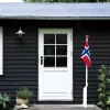 Hvitmalt flaggstang med norsk flagg, rød, hvit, blå