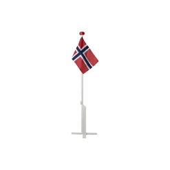 Hvitmalt flaggstang med norsk flagg, rød, hvit, blå