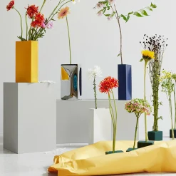 Into vase, gul