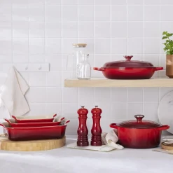 Signature støpejern buffetgryte 30 cm, cerise